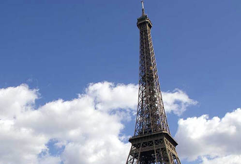 Bomb threat empties Eiffel Tower